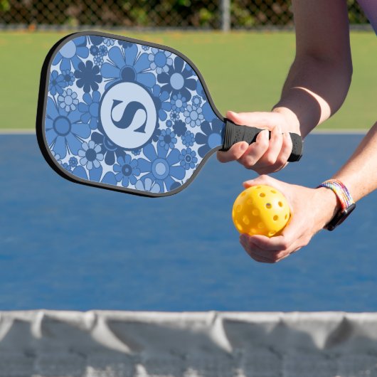 Retro Garden Blume Blaues Muster mit Initial Pickleball Schläger (InSitu)