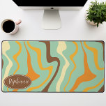 Retro-Gelbbraun-Marmorwirbel Schreibtischunterlage<br><div class="desc">Tauchen Sie ein in einen farbenfrohen Tanz mit unserem Abstrakten Retro Modern Liquid Marble Wave Muster. Dieses Muster, das die dynamische Fluidität marmorierter Oberflächen und die charmante Ästhetik des Retro-modernen Designs hervorruft, ist ein Fest für die Augen. Eine Sinfonie lebendiger Farben, Wirbel und Strömungen in wellenartigen Bewegungen, die ein faszinierendes...</div>
