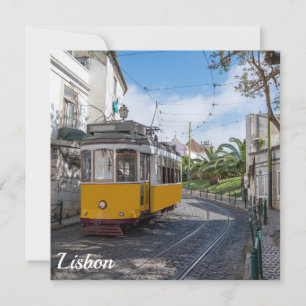 Retro-gelber Straßenbahnwagen auf einer Straße in