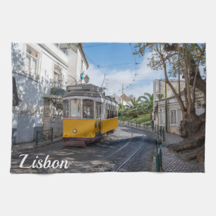 Retro-gelber Straßenbahnwagen auf einer Straße in Geschirrtuch