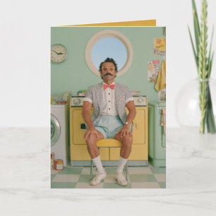 Retro Gentleman in einem Pastell-Farben-Wäscheraum Karte