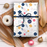 Retro Geometric Abstrakt Pat#6 Navy Rose ID1067 Geschenkpapier<br><div class="desc">Mit diesem in Memphis inspirierten, geometrisch abstrakten Design lassen Sie den Charme des modernen Stils der Mitte des Jahrhunderts genießen. Mit einer kühnen Palette von Marineblau, goldgelb und tiefrosa Rose auf einem knusprigen, weißen Hintergrund zeichnet dieses Geschenkmuster die kühne und dennoch raffinierte Ästhetik der ikonischen Design-Bewegung aus. Die geometrisch gestalteten...</div>