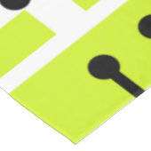Retro Geometric Art Maze Chartreuse Tischdecke (Schrägansicht)