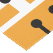 Retro Geometric Art Maze Orange Tischdecke (Schrägansicht)