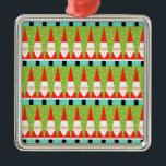 Retro geometrische quadratische Verzierung Sankt Ornament Aus Metall<br><div class="desc">Jede mögliche Weise betrachten Sie sie diese Retro geometrische Sankt, die quadratische Verzierung der reine Feiertag launisch ist! Es ist Reihen von Sankt. Nein, ist es Reihen der Weihnachtsbäume. Nein, ist es Reihen von Sankt formte wie Weihnachtsbäume und Reihen der heitren grünen Weihnachtsbäume mit weißen Tupfen. Es ist kitschy. Es...</div>