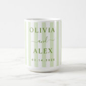 Retro-gestreifte grüne personalisierte Hochzeit Kaffeetasse (Mittel)