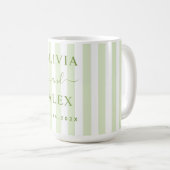 Retro-gestreifte grüne personalisierte Hochzeit Kaffeetasse (VorderseiteRechts)