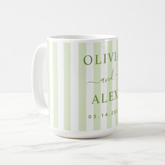 Retro-gestreifte grüne personalisierte Hochzeit Kaffeetasse (Vorderseite Links)