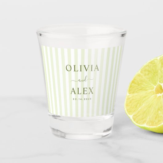 Retro-gestreifte grüne personalisierte Hochzeit Schnapsglas (Vorderseite)