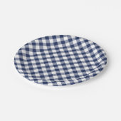 Retro-Gingham Navyblau Pappteller (Schrägansicht)