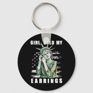 Retro Girl Hold My Ohrringe Anti-Trump Polic Schlüsselanhänger
