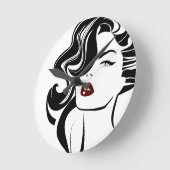 Retro Girl Red Lips Runde Wanduhr (Winkel)