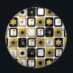 Retro Glamour Gold Dart Board Dartscheibe<br><div class="desc">Was sind Schwarz, Weiß und Gold überall? Es ist dieses Retro Glamour Gold Dart Board. Das moderne Design aus der Mitte des Jahrhunderts zeichnet sich durch ein Raster anspruchsvoller Bilder aus. Es gibt Mix- und Spielmuster von Mod-Blume, Sternexplosionen, Martini-Gläsern und impressionistischen Sternen auf schwarz, weiß und gold Hintergründen. Dieses Design...</div>