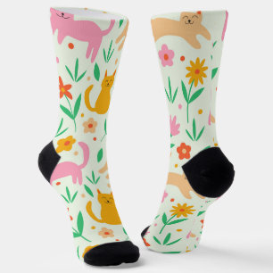 Retro glückliche Katzen mit orange-roten und pfirs Socken