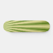 Retro Green Funky Sun Rays Hintergrund Skateboard (Horizontal)