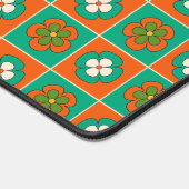 Retro Green Red Groovy Blume Script Name Schreibtischunterlage (Ecke)