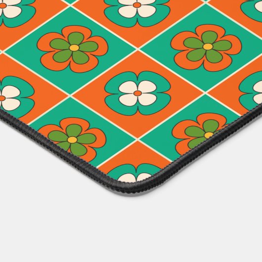 Retro Green Red Groovy Blume Script Name Schreibtischunterlage (Ecke)