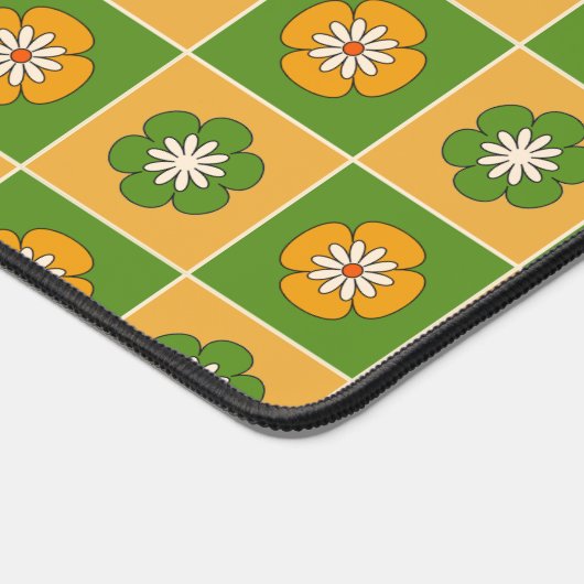 Retro Green Yellow Groovy Blume Script Name Schreibtischunterlage (Ecke)