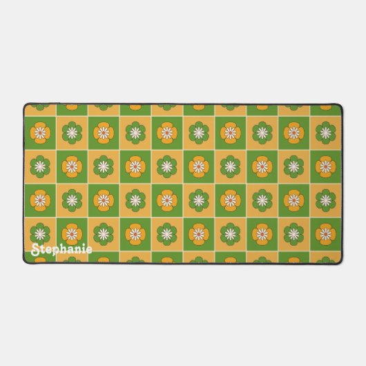 Retro Green Yellow Groovy Blume Script Name Schreibtischunterlage (Vorderseite)