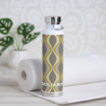 Retro-Groovitmuster - Monogramm - Goldtaupe Trinkflasche<br><div class="desc">Eine Mod gemusterte Goldflasche mit einem Platz für ein einfaches Monogramm. Das Taupe-,  Grau- und Golddesign weist ein grobkörniges Bio Wellenmuster auf. Ein minimaler Look in dezenten Farben mit einem einfachen Serif-Schriftart für ein Monogramm.</div>