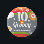 Retro Groovy 10. Geburtstag Button<br><div class="desc">Niedliche Girly Retro 10 ist groovy Geburtstagseinladungen. Beliebter Retro-Regenbogen,  Sterne,  Blume und 60er-Stil Schriftart. Verfügbar als digitaler Download druckbar. Ideal für jede Jahreszeit. Rosa Retro Pastellfarben.</div>