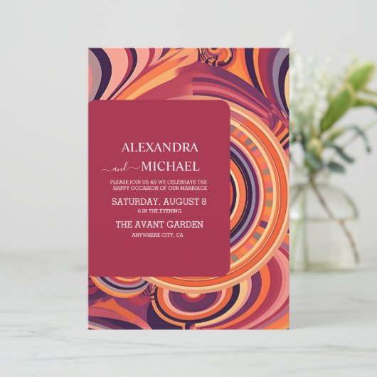 Retro Groovy 70er abstrakte Musterhochzeit Einladung (Stehend Vorderseite)