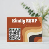 Retro Groovy 70er Burnt Orange Boho Wedding QR Cod RSVP Karte (Stehend Vorderseite)