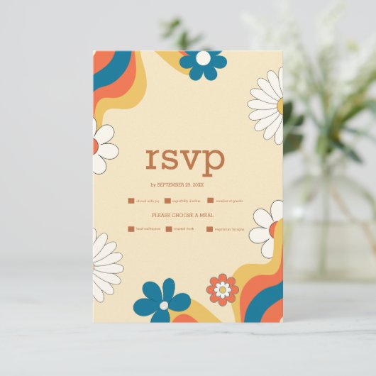 Retro Groovy 70er Themed Mutes Tones Wedding RSVP (Stehend Vorderseite)