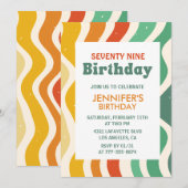 Retro Groovy 70er Wavy 79. Geburtstag Einladung (Vorne/Hinten)