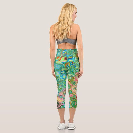 Retro Groovy Abstrakter Regenbogenwirbel Capri Leggings (Rückseite)
