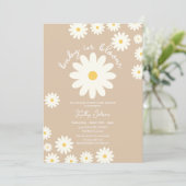 Retro Groovy Beige Daisy Baby in Blütendusche Einladung (Stehend Vorderseite)