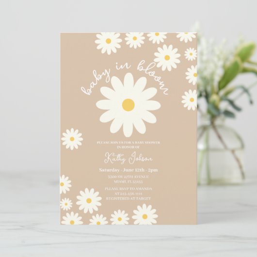 Retro Groovy Beige Daisy Baby in Blütendusche Einladung (Stehend Vorderseite)