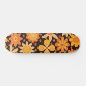 Retro Groovy Blumenmuster Gelb und Orange Skateboard (Horizontal)
