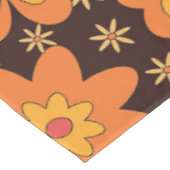 Retro Groovy Blumenmuster Gelb und Orange Tischdecke (Schrägansicht)