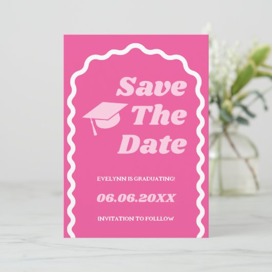 Retro Groovy Bold Pink Wavy Grad Cap Abschluss Save The Date (Stehend Vorderseite)