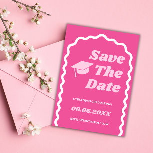 Retro Groovy Bold Pink Wavy Grad Cap Abschluss Save The Date