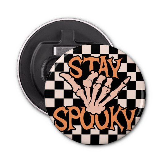 Retro Groovy Checkered Bleibe Spooky Halloween Flaschenöffner (Vorderseite)