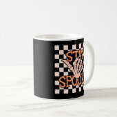 Retro Groovy Checkered Bleibe Spooky Halloween Kaffeetasse (VorderseiteRechts)