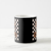 Retro Groovy Checkered Bleibe Spooky Halloween Kaffeetasse (Mittel)