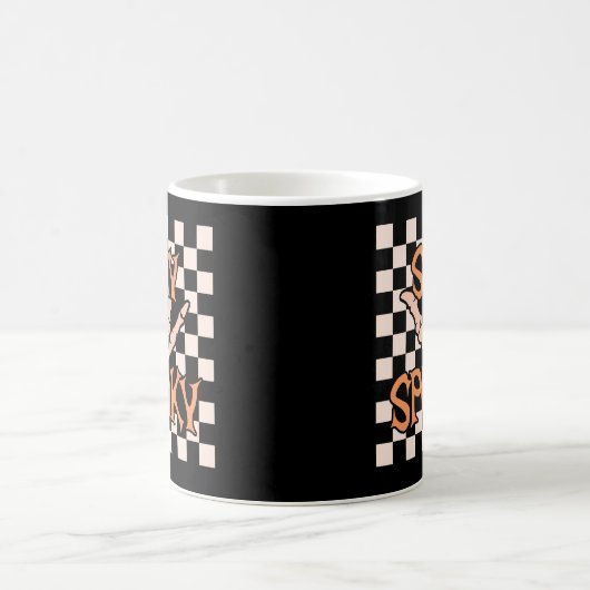 Retro Groovy Checkered Bleibe Spooky Halloween Kaffeetasse (Mittel)