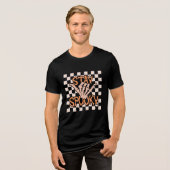 Retro Groovy Checkered Bleibe Spooky Halloween Tri-Blend Shirt (Vorderseite voll)