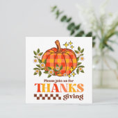 Retro Groovy Checkered Pumpkin Daisy Erntedank Einladung (Stehend Vorderseite)