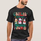 Retro Groovy Chillin mit meiner Vorschule Snowmies T-Shirt (Vorderseite)