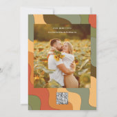 Retro Groovy Colorful Wavy Boho Wedding Qr Code Einladung (Rückseite)