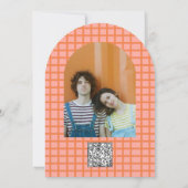 Retro Groovy Colorful Wavy Boho Wedding Qr Code in Einladung (Rückseite)