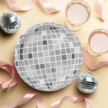 Retro GROOVY Disco Ball Brautparty Pappteller<br><div class="desc">Mit unserer Kollektion Retro Disco Ball Bridal Shower Invitations & Decor können Sie in die Vergangenheit zurückblicken. Tauchen Sie ein in die Nostalgie des 70ers mit gedämpften beigen und grauen Arkaden, die durch zauberhafte Schriftart aus silberfarbenem Glitzer ergänzt werden. Die typische Retro-Disco-Bühne erinnert an eine Zeit des Disco-Glamours und bewahrt...</div>