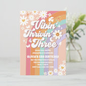 Retro-Groovy-Einladung zum 3. Geburtstag Einladung (Stehend Vorderseite)