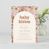 Retro Groovy Floral Arch Baby in Bloom | Neutral Einladung (Stehend Vorderseite)