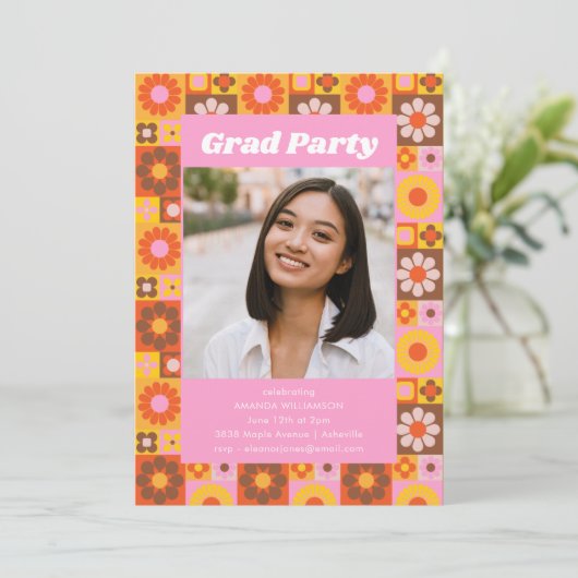 Retro Groovy Floral Pink Graduation Party Foto Einladung (Stehend Vorderseite)
