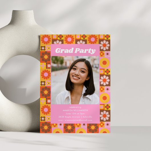 Retro Groovy Floral Pink Graduation Party Foto Einladung